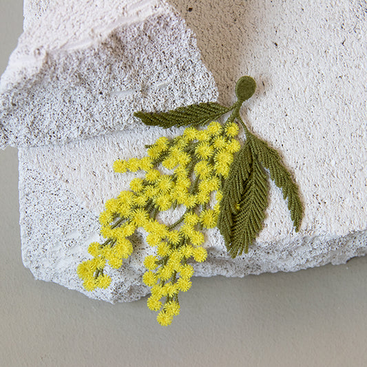 Mimosa bloemen - geborduurde broche