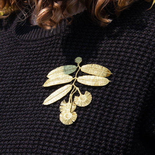 Broche met geborduurde eucalyptus bloemen